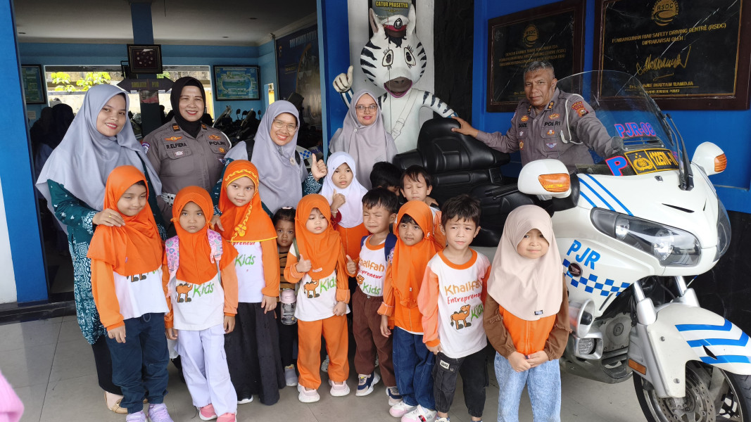 Polisi Sahabat Anak: Ditlantas Riau Kenalkan Rambu Lalin dan Bagi Bibit Pohon ke Murid TK