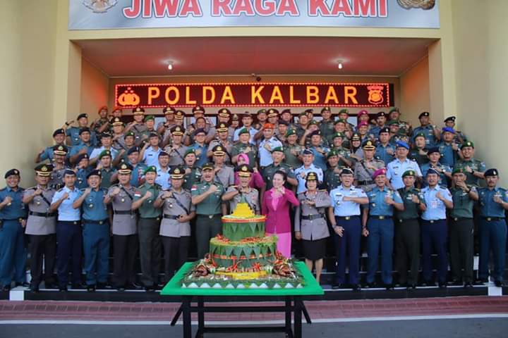 Kado HUT Bhayangkara ke - 73 dari TNI kepada Kapolda Kalbar