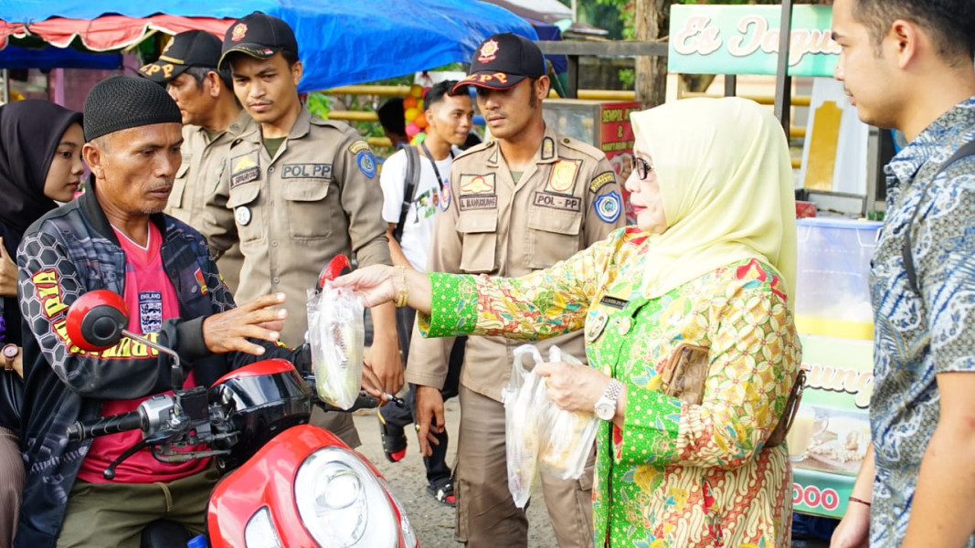 Beli Takjil Dari Pedagang, Plt Bupati Labuhanbatu Berbagi Kepada Pengguna Jalan