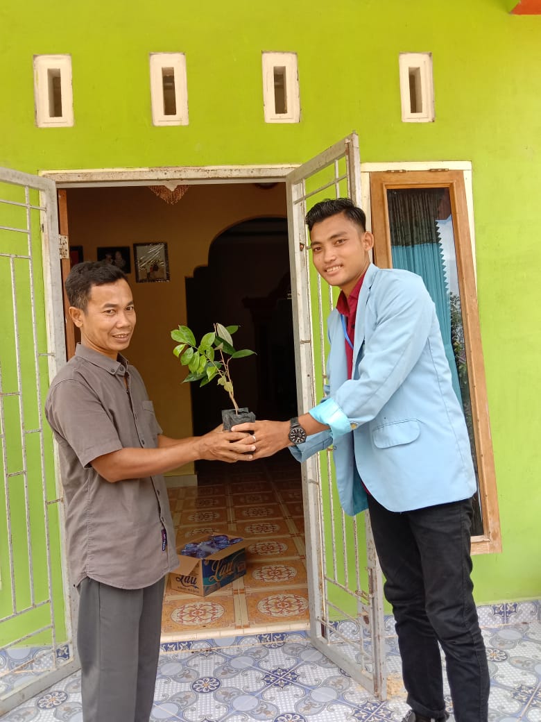 PEMBAGIAN DAN PENANAMAN BIBIT POHON OLEH MAHASISWA KKN UNRI DI DUSUN 03 TANGLO DESA GENDUANG