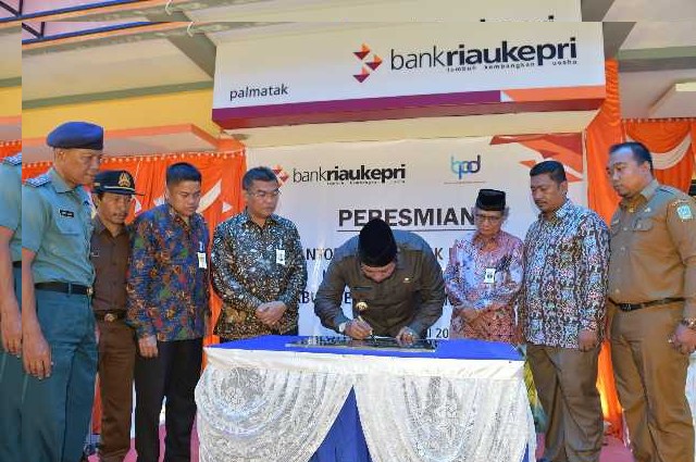 Bupati Kepulauan Anambas Resmikan Kantor Kas ke-41 Bank Riau Kepri di Palmatak