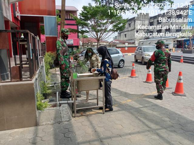 TNI Koramil 04/Mandau Tetap Siaga di Mall City Mandau Agar Penggunjung Patuh Prokes C-19