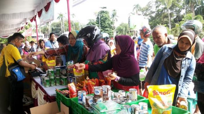 PKK Bersama Beberapa Dinas INHIL Gelar Pasar Murah Ramadhan 1438 H
