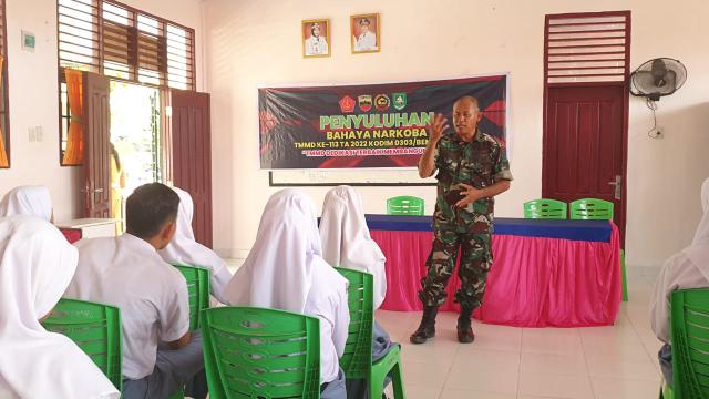 Tingkatkan Kesadaran, Satgas TMMD Gelar Penyuluhan Bahaya Narkoba di SMA Negeri 1 Pinggir
