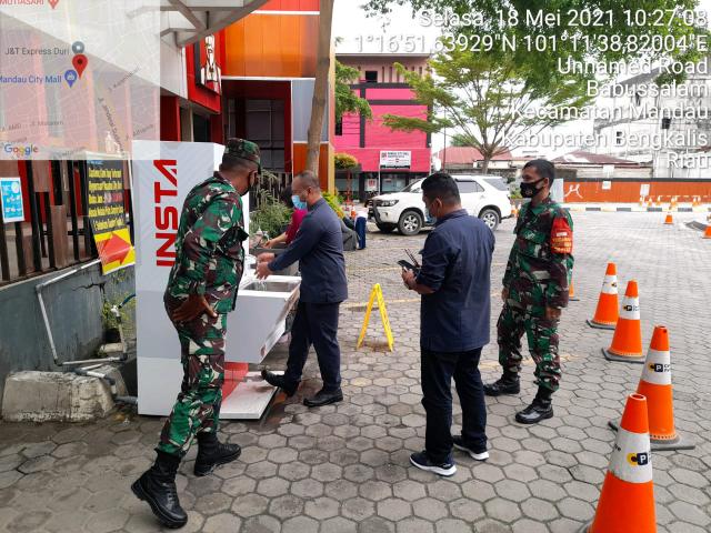 TNI Koramil 04/Mandau Cek Pengunjung Mall Terkait C-19 Sesuai Protokol Kesehatan