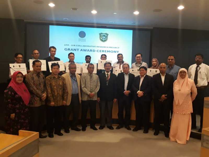 UIR-UTP Malaysia Serahkan Dana Penelitian Bersama Senilai USD 120,000