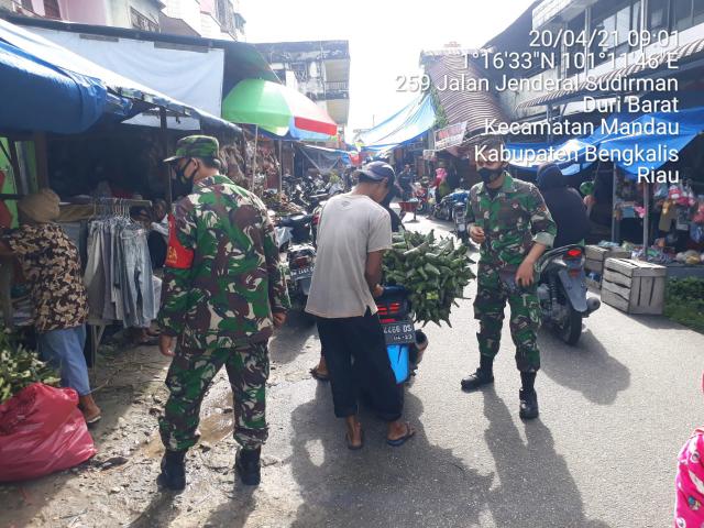Sertu Ristiyo Himbau Warga Pasar Terapkan 3 M Sesuai Prokes C-19