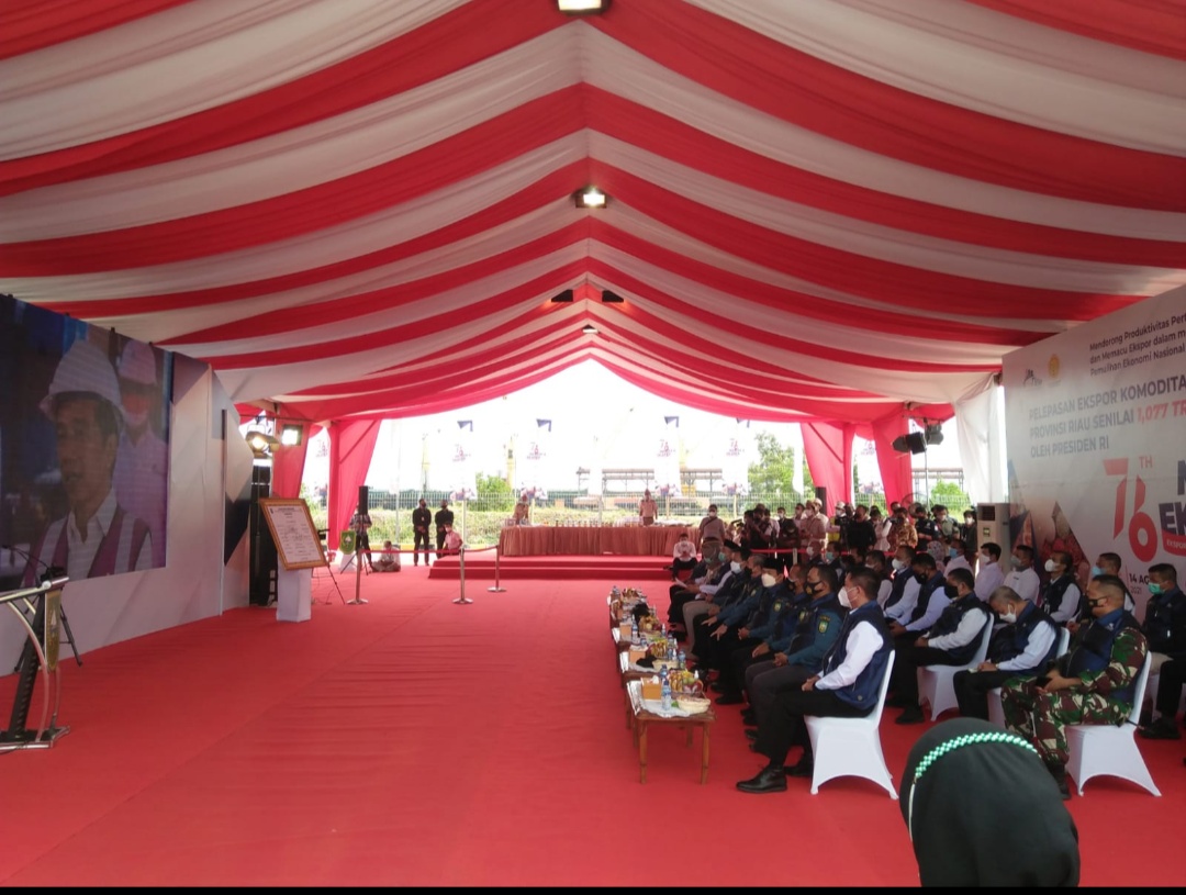 Joko Widodo Resmikan pelepasan ekspor komoditas Pertanian Riau senilai 1.077 T di Dermaga C PT Pelin