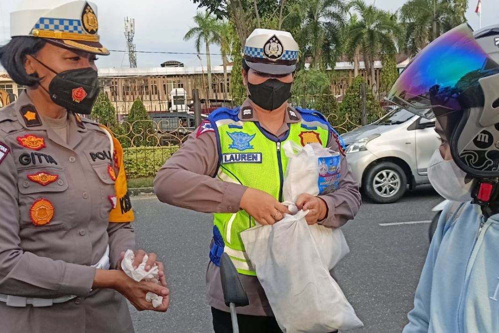Usai Ditilang, Pengendara Bandel dikasih Stiker Keselamatan Berlalu Lintas Oleh Polisi