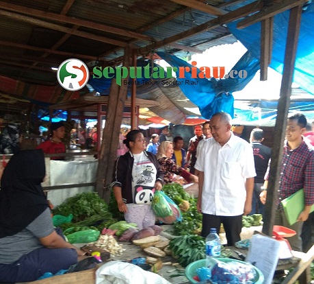 Paslon Cagubri Ir. H Arsyad Juliandi dan H Suyatno Menyapa Pedagang Pasar Sartika Duri