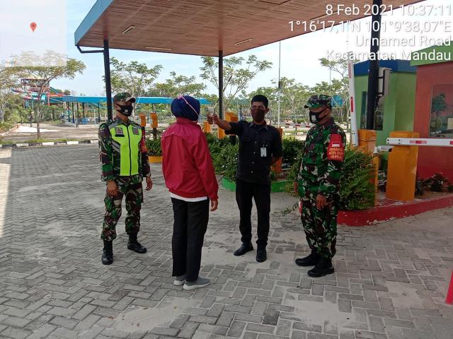 Serka N Saragih bersama Serda Handoko Himbau Pengunjung Labersa Disiplin 3M