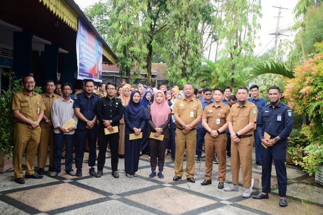 Kadis Kominfotik Serahkan SK Perpanjangan Kontrak Tahun 2023
