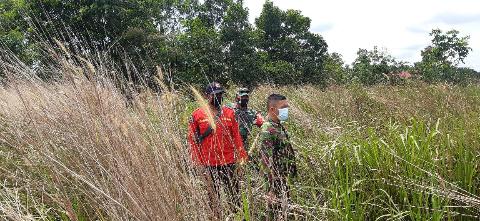Matahari Menyingsing Bumi, Babinsa 03/Mandau Sisir Semak Belukar Guna Antisipasi Karhutla