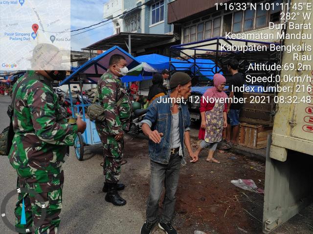 TNI Koramil 04/Mandau Himbau Pengunjung Pasar Selalu Ingat Protkes Dan Gunakan 3 M