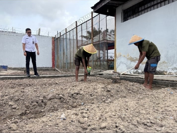 Dukung Program Ketahanan Pangan, Lapas Dumai Kembali Lakukan Penyemaian Bibit Kangkung.