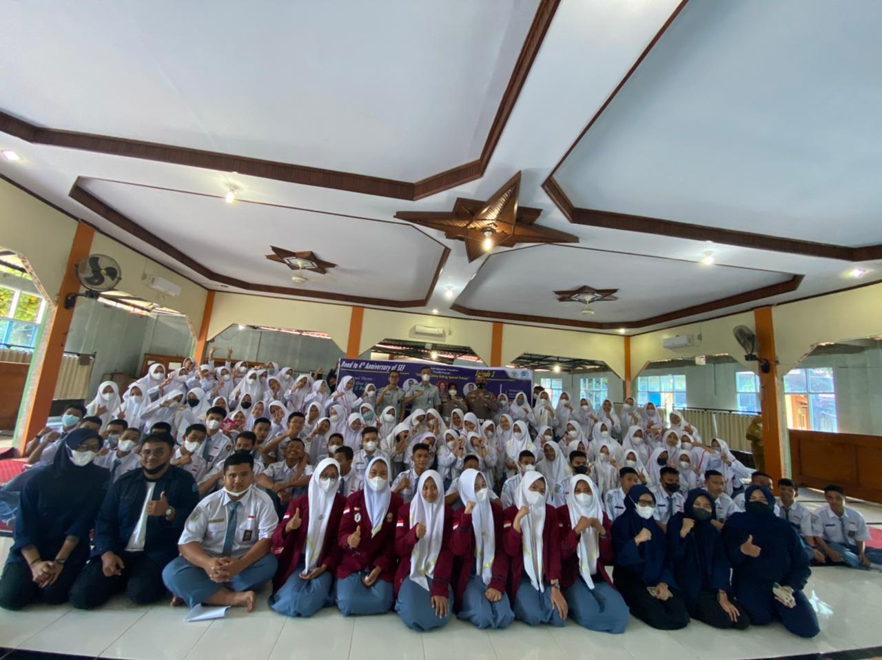 Safety Riding Spesial Pelajar, sukses diselenggarakan oleh SEF Pekanbaru bersama SMK Farmasi Ikasari