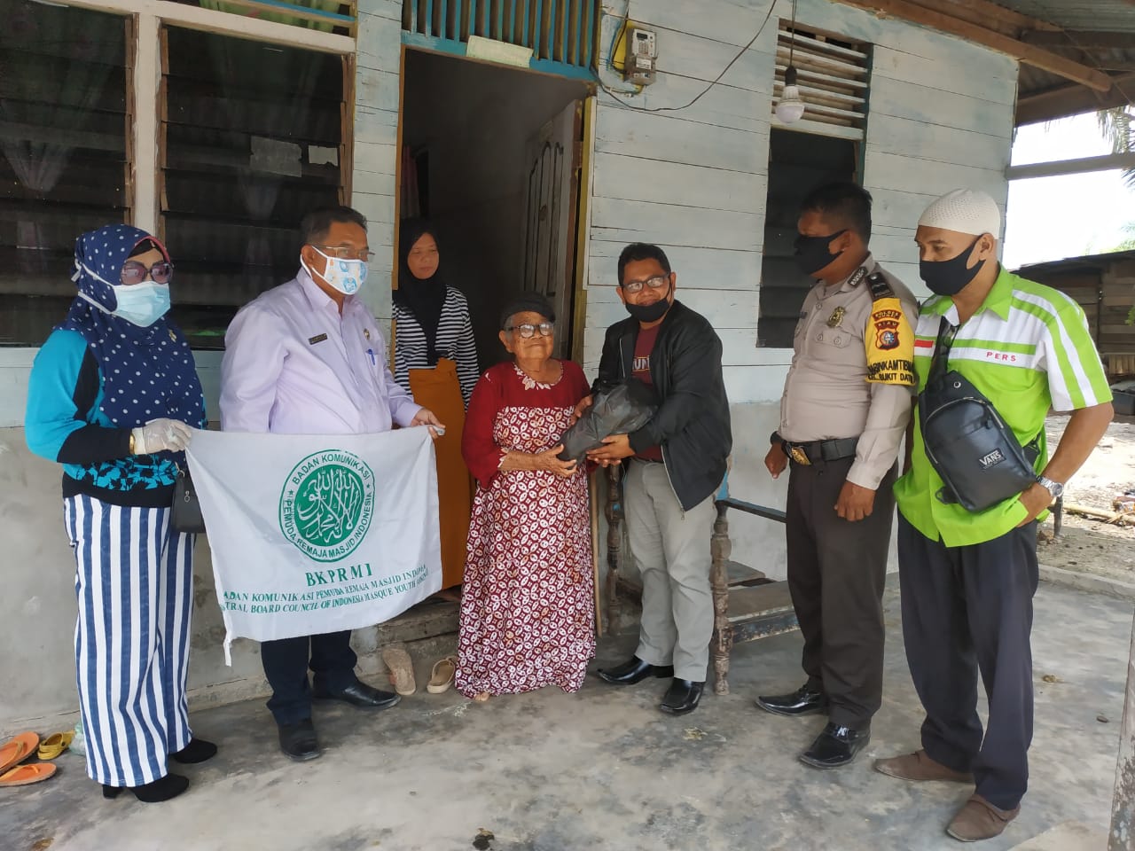 BKPRMI & Al Bayan Group Salurkan Bantuan Sembako Bentuk Kepedulian Bersama