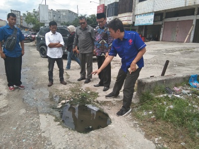 H Khairul Umam Ketua DPRD Bengkalis Tinjau jalan Sudirman Yang Rusak Akibat Genangan Air Parit Tersu