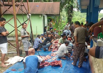 Nikmat Berbagi Daging Kurban di Desa Hapesong Lama