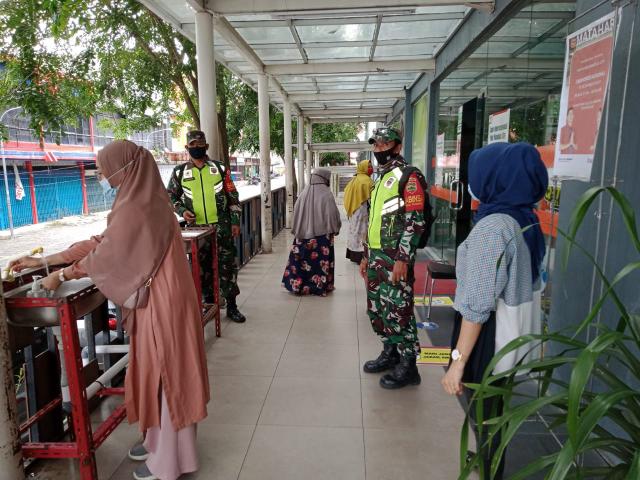 Serma Amiruddin bersama Tim Siaga C-19 Lakukan Cek Poin di Mall City Mandau