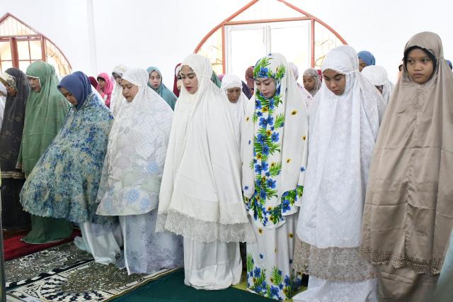 Bupati Kasmarni Shalat Ied Bersama Warga di Masjid Besar Arafah Duri