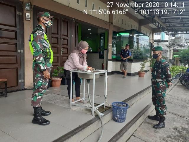 TNI Koramil 04/Mandau Tetap Siaga 3 M di RM Yuanda Duri dan wajib Ikuti Protokol Kesehatan