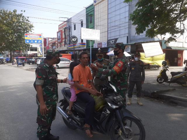 TNI Koramil 03/Mandau Bagikan Masker Gratis dan Himbau Selalu Jaga Kesehatan Sesuai Protkes C-19