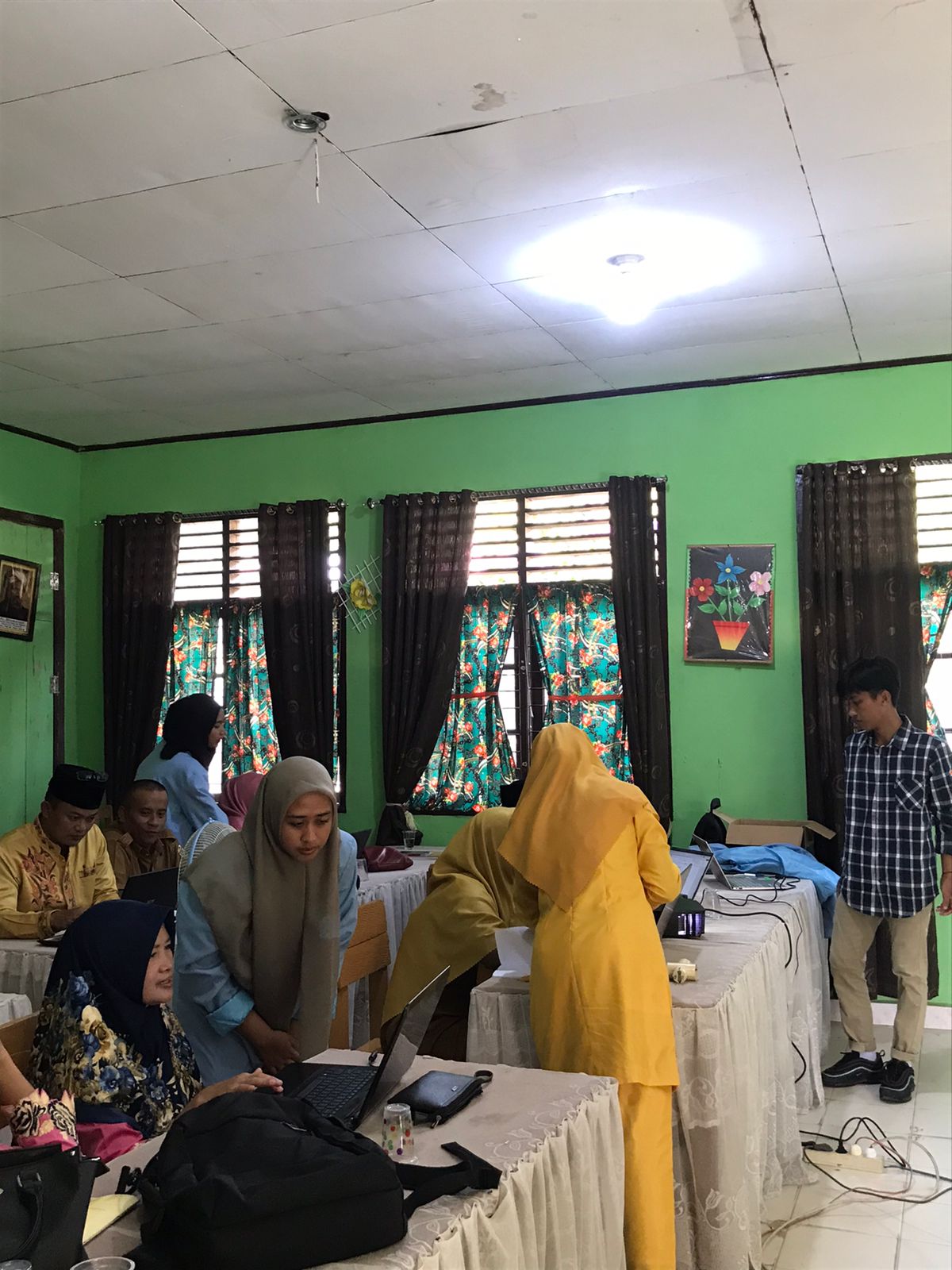 Mahasiswa KKN UNRI Gelar Pelatihan penggunaan aplikasi Canva sebagai media pembelajaran siswa kepada