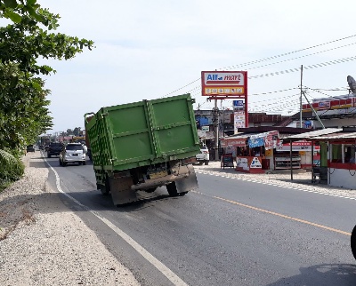 Dahsyat,Akibat jalan Lintas Duri-Pekanbaru Amblas Truk Oleng Saat Melintas