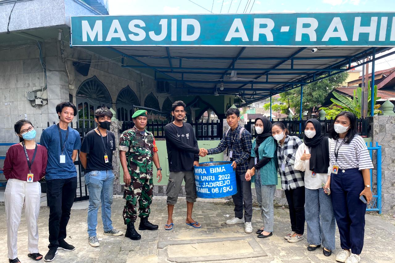 Wujudkan Pekanbaru Bebas Sampah, Mahasiswa UNRI Memberikan Tong Sampah Untuk Posyandu dan Masjid sek