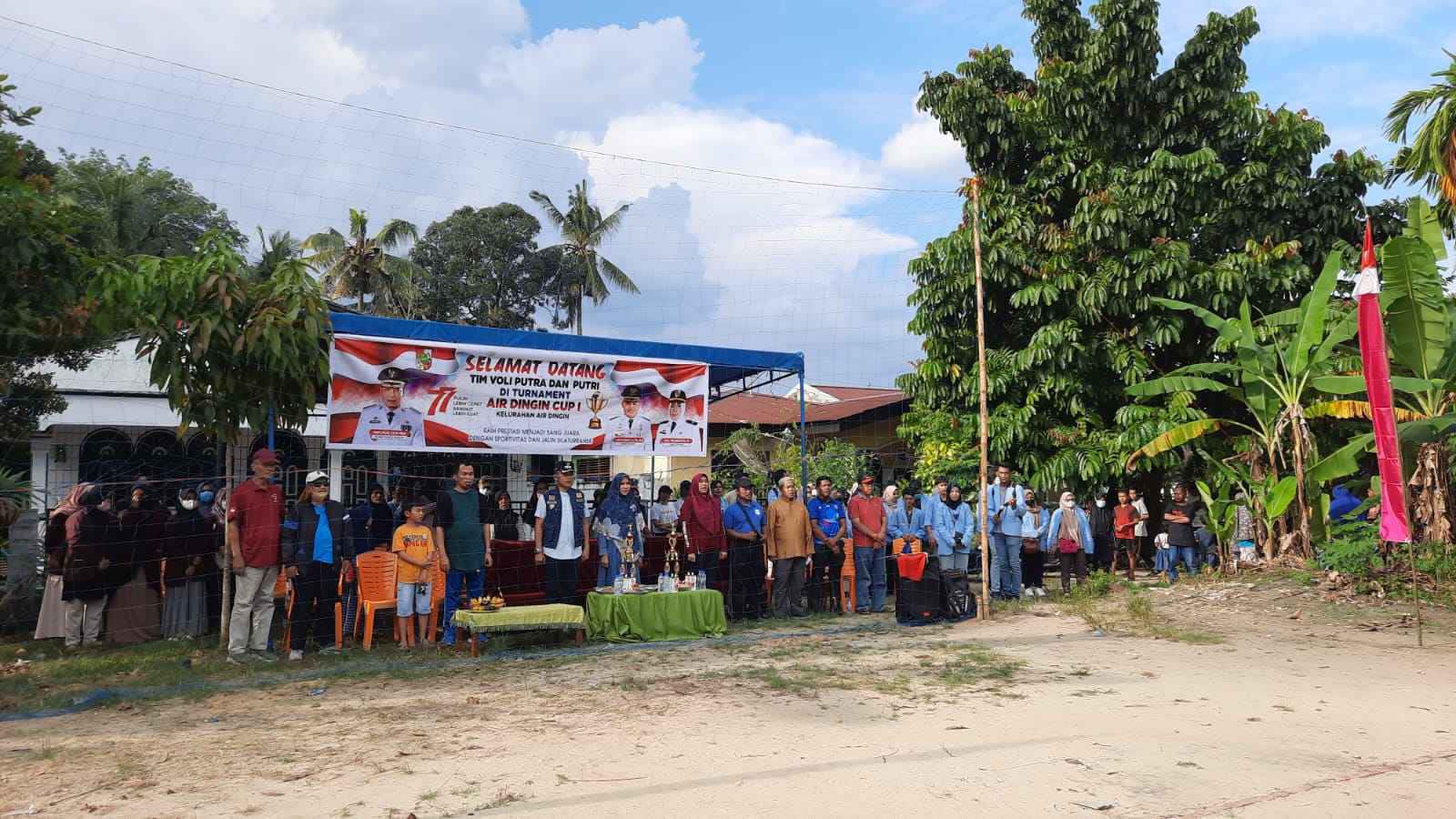 TIM KKN ABDIMAS TERINTEGRASI AIR DINGIN GELAR TURNAMEN VOLLY SE-RW KELURAHAN AIR DINGIN