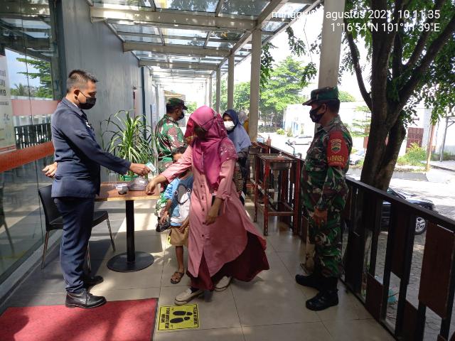 Peningkatan PPKM Level 4 di Wilayah Duri TNI Koramil 04/Mandau Siagakan Kegiatan di Keramaian