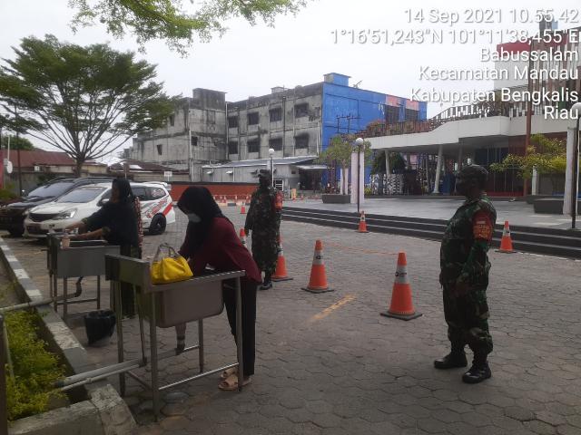 TNI Koramil 04/Mandau Terapkan 3 M Kepada Pengunjung Mall City Mandau