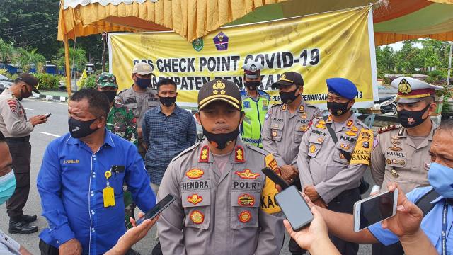 Polres Bengkalis Bagikan 2000 Masker dan Hand Sanitizer serta Sembako dan APD