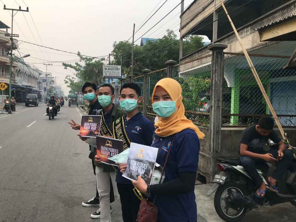 Bujang dara dan Genpi meranti Bagikan Ratusan Masker  Seputaran Kota Sagu