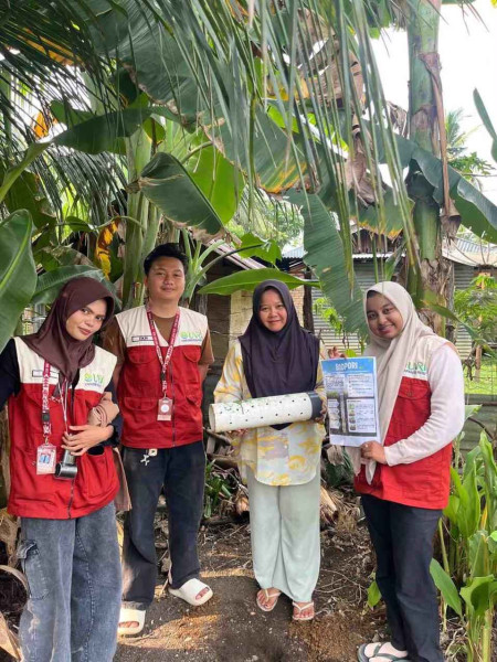 Cegah Banjir dan Suburkan Tanah, KUKERTA UNRI Praktikkan Pembuatan Biopori di Pulau Komang