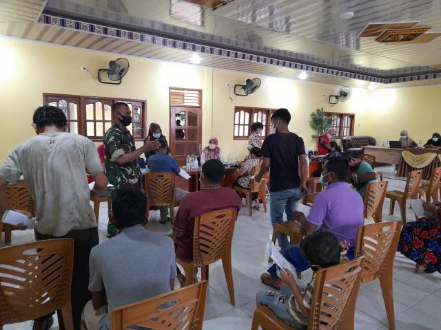 Babinsa Lakukan Pendampingan Bersama Puskesmas Desa Bumbung Percepatan Vaksinasi