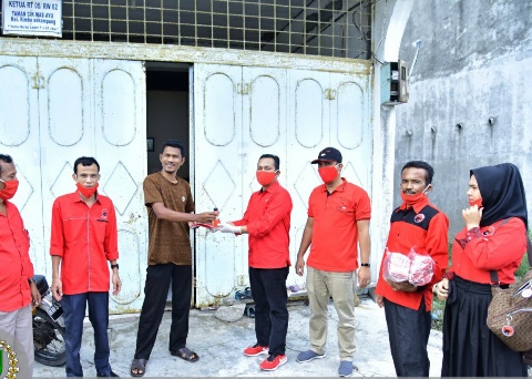 Peduli Terhadap Kesehatan Fraksi PDIP Bagikan APD Kepada Masyarakat