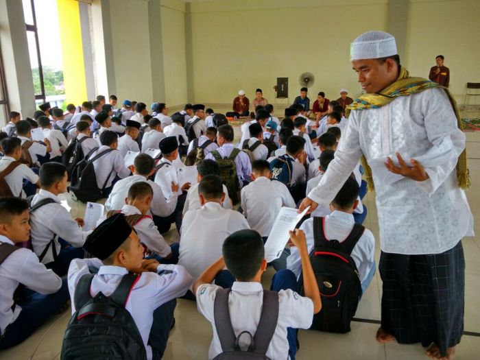 Ajak Shalat 5 Waktu, Pejuang Subuh Tembilahan Goes To Sekolah