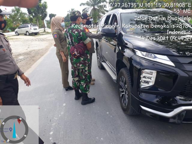 Babinsa Cek Posko PPKM Pinggir Sesuai Protkes C-19 Denga Mengutamakan 3 M