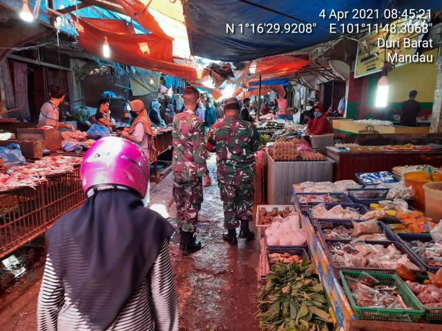 TNI Koramil 04/Mandau Sosialisasi Prokes C-19 di Pasar Sartika Duri