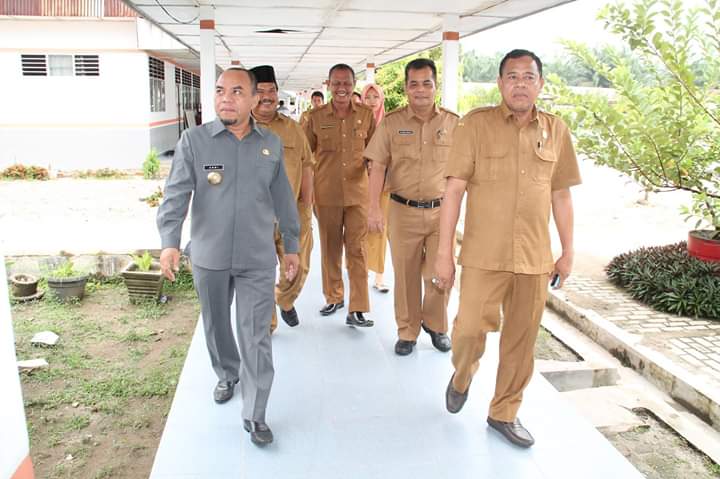Plt. Bupati Labuhanbatu Meninjau Pelaksana UNBK Di Empat SMA