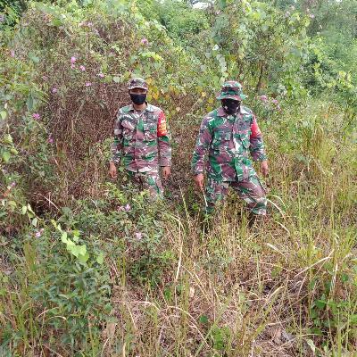 Babinsa Koramil 03/Mandau Sisir Semak Belukar Guna Hindari Kebakaran Lahan dan Hutan