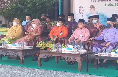 Peringati Hardiknas, Pertama Kali Kadisdik Bengkalis Khadijah Laksanakan Upacara di Kantor Camat Man