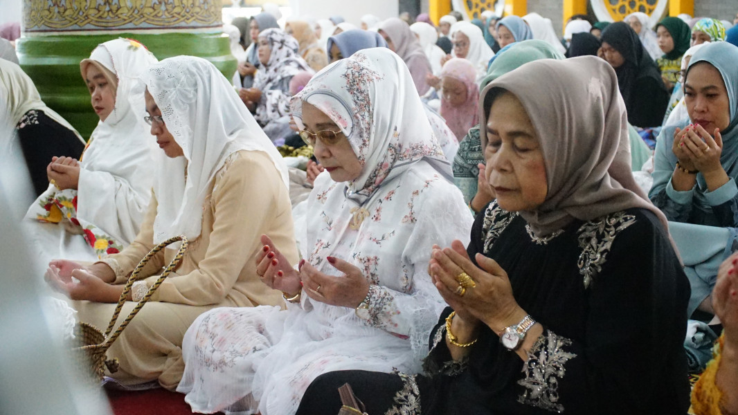 Plt. Bupati Labuhanbatu Shalat Ied Bersama Masyarakat di Masjid Raya Al-Ikhlas