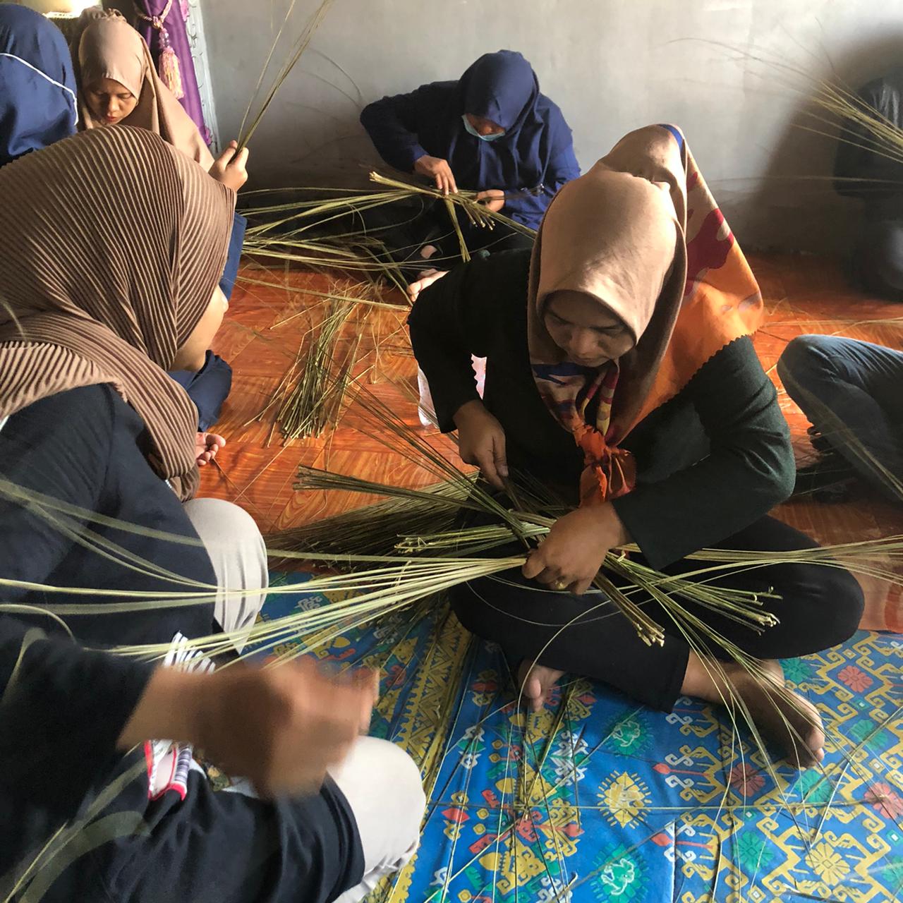 Tim Kukerta UNRI di Desa Tualang Timur ikuti Belajar Pemanfaatan Limbah Sawit Menjadi Kerajinan Tang