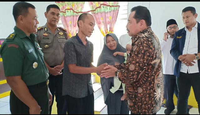 Sekdakab Labuhanbatu Lepas Keberangkatan Bayi Penderita Hidrocefalus