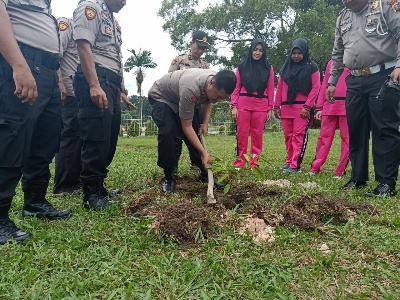 Wujudkan Penghijauan, Polsek Mandau Lakukan Program Penanaman Pohon Di Mako Asrama Polsek Mandau