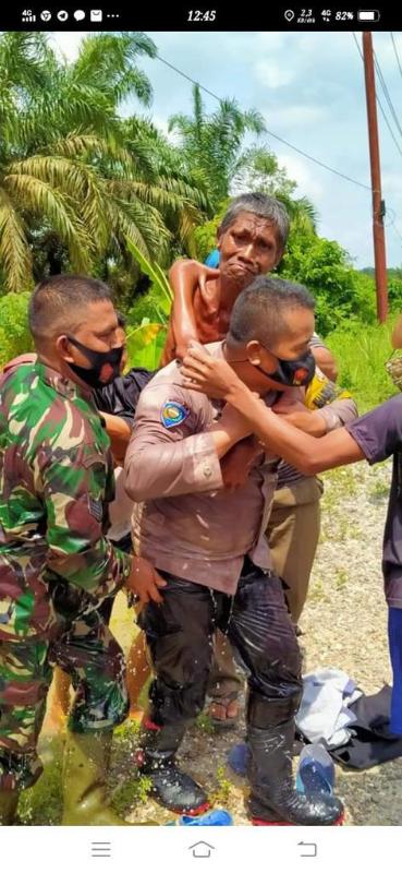 Mengharukan, Anggota Bhabinkamtibmas Polsek Seberida Evakuasi Warga lumpuh Akut