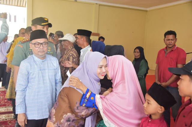 Safari Ramadhan Perdana, Bupati Kasmarni Serahkan Bantuan Kepada Masyarakat Bengkalis